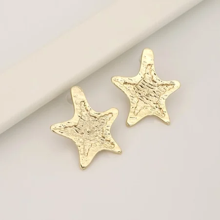 Boucles d'oreilles en forme d'étoile en métal doré.